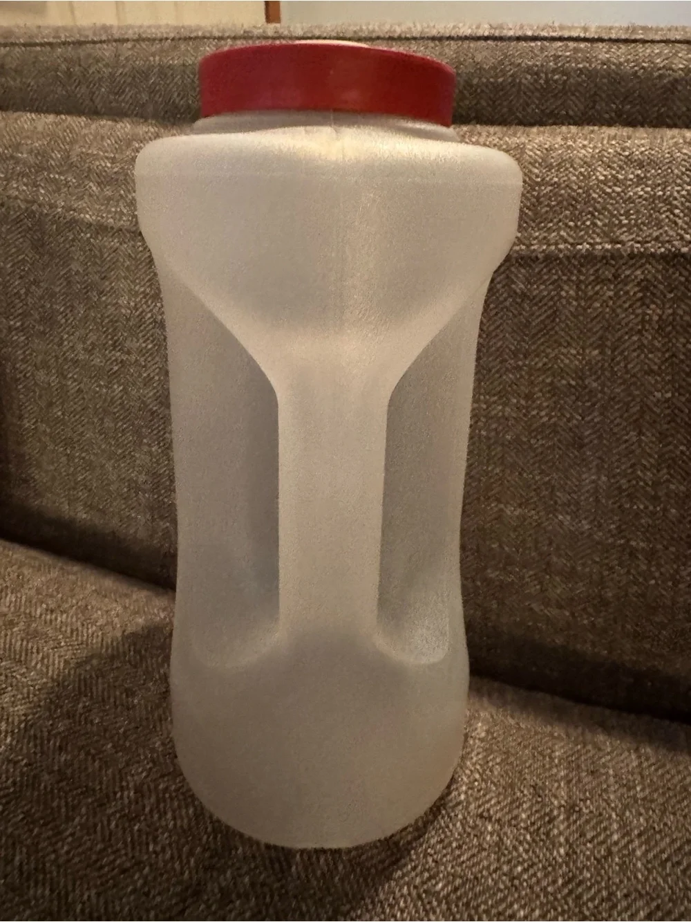 Rubbermaid Frosted White Mixer Pitcher with Red Screw Lid 1 gallon New